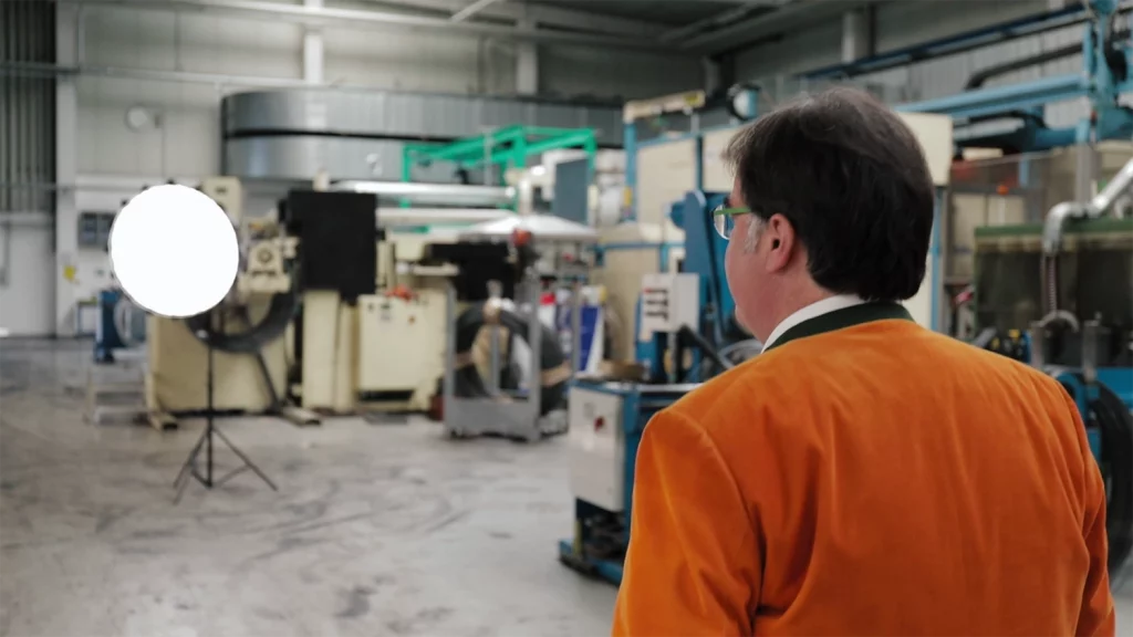 1 Person in einer Industriehalle