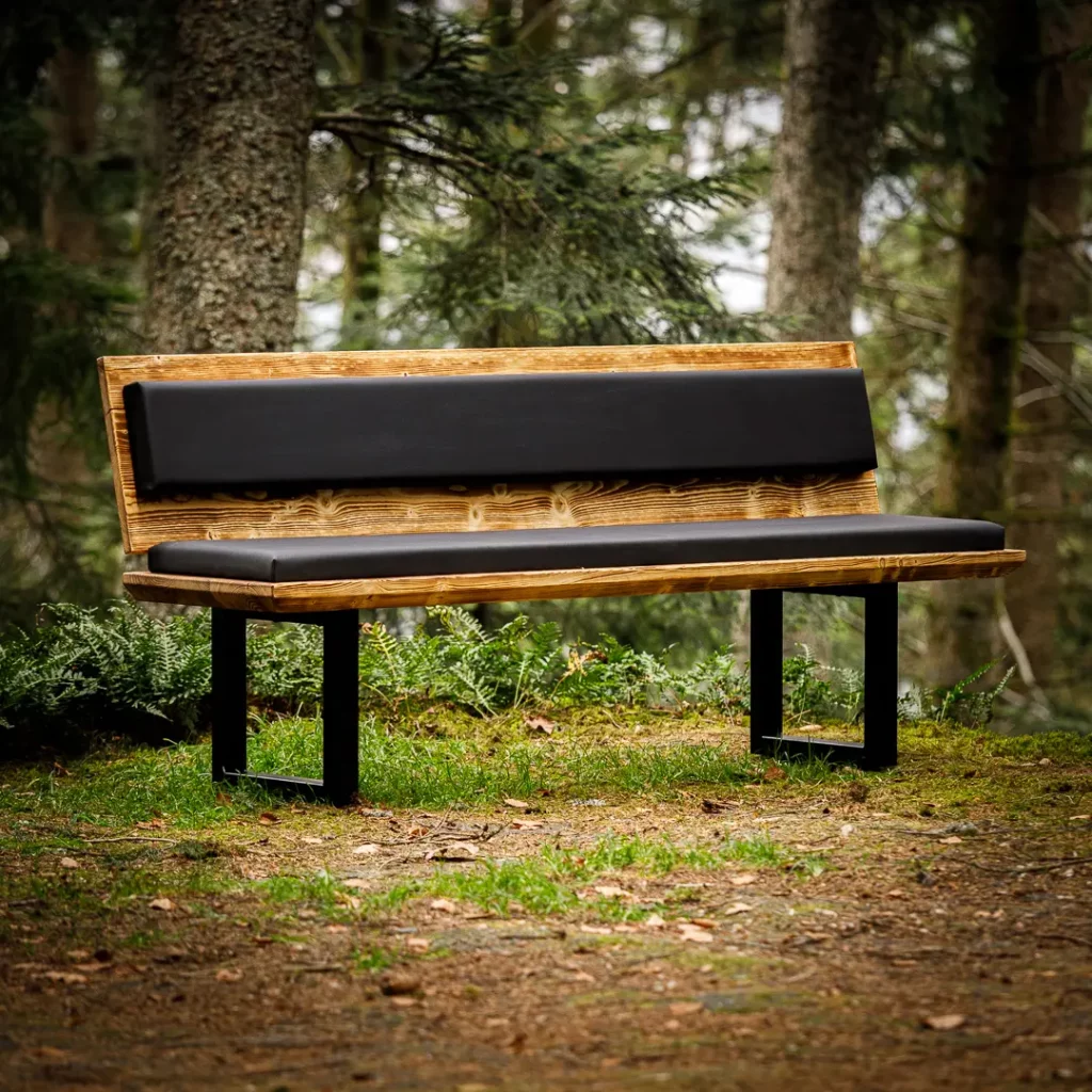 Massivholz-Bank im Wald